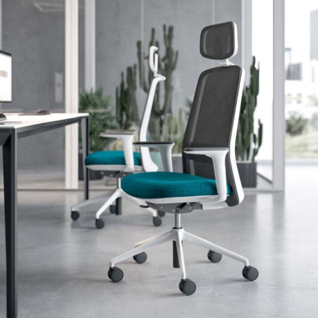 Q3 Diade Mesh - High-Back Ergonomic Chair with Headrest